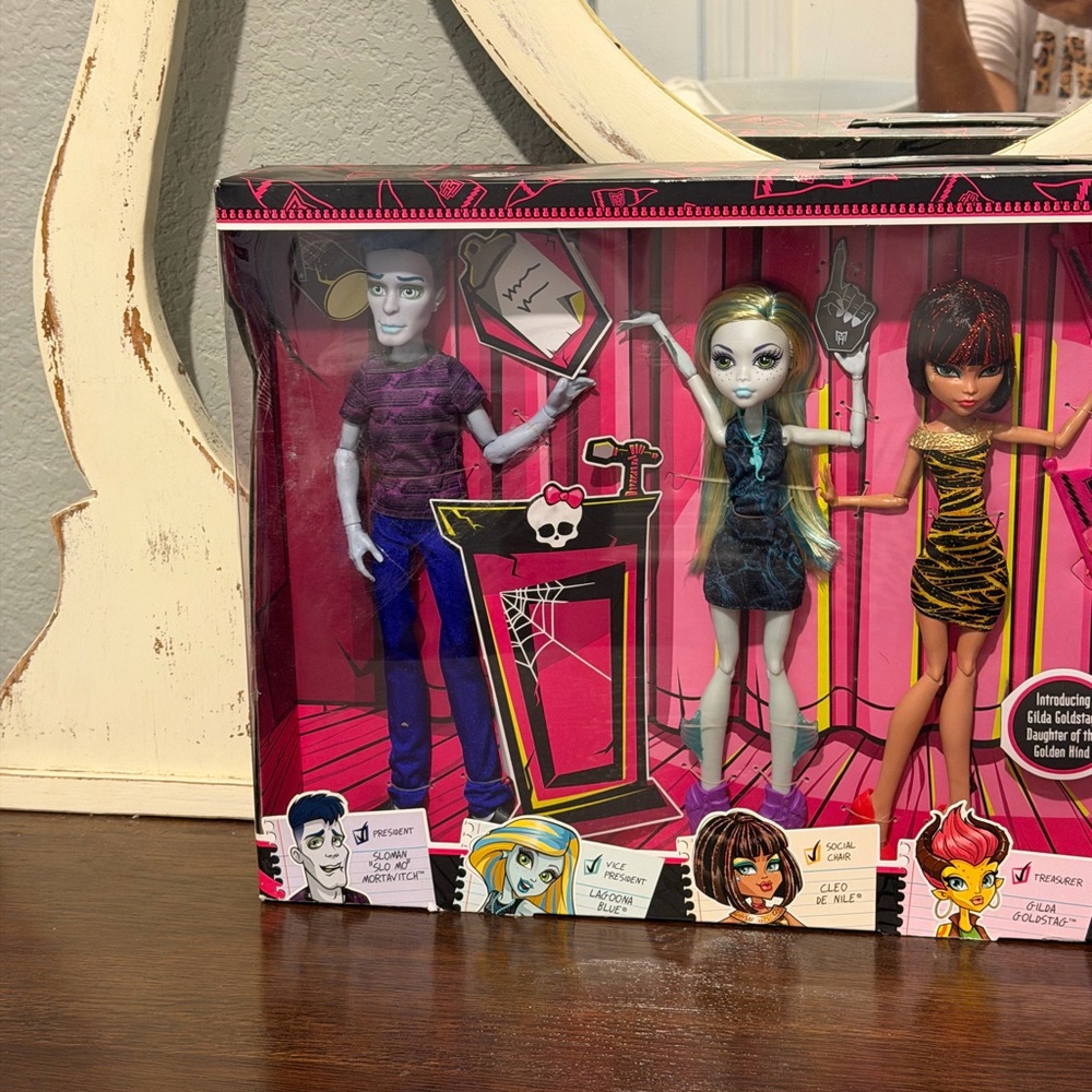 monster high doll set with bright pink packaging - Picture 4 of 9